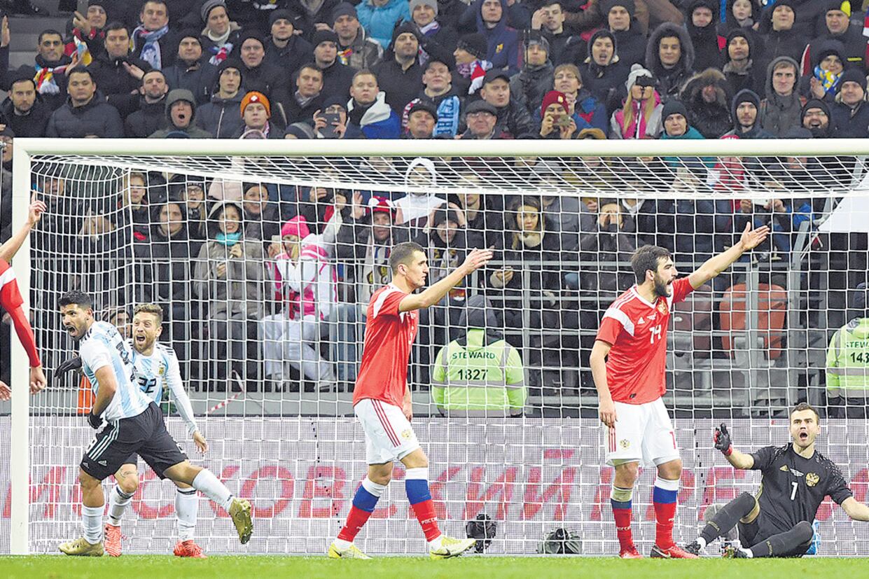 Agüero festeja el 1-0 en el estadio Luzhniki, ante unos 70.000 hinchas rusos.