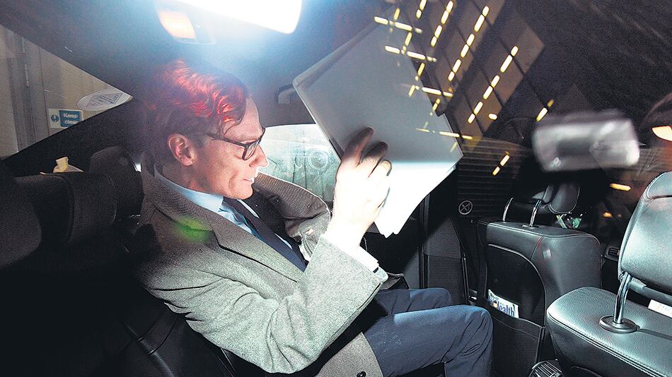 Alexander Nix, CEO de Cambridge Analytica, suspendido de Facebook por robo de datos.