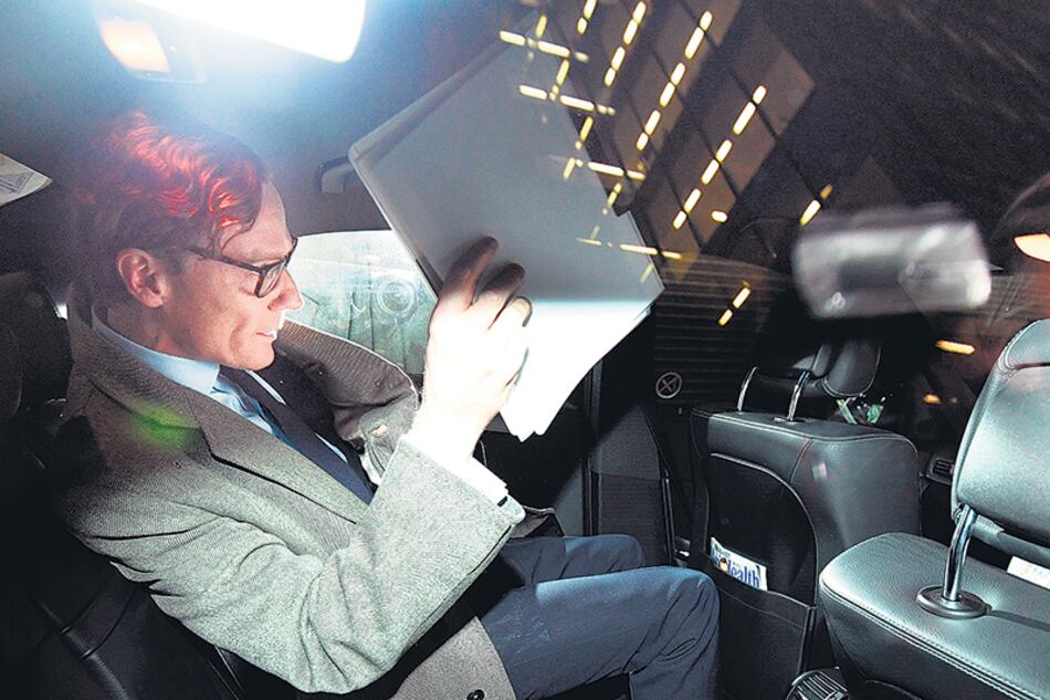 Alexander Nix, CEO de Cambridge Analytica, suspendido de Facebook por robo de datos.