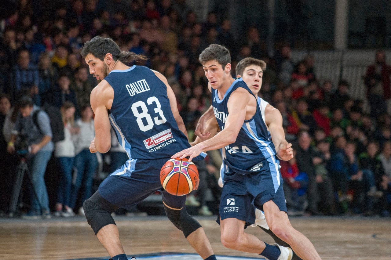 Bolmaro, de q9 años, con la pelota y la camista de la Selección.