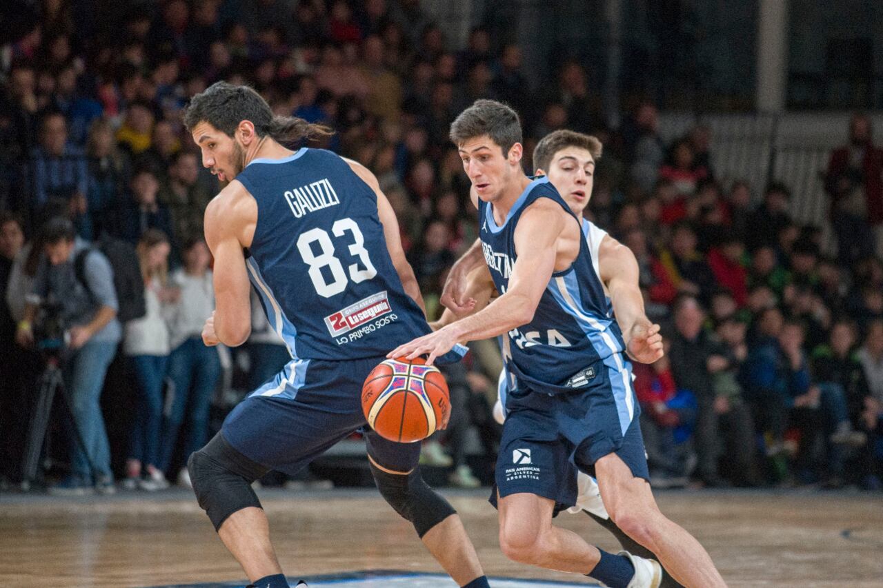 Bolmaro, de q9 años, con la pelota y la camista de la Selección.