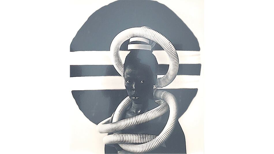 Uno de los autorretratos de Zanele Muholi exhibidos en la muestra.