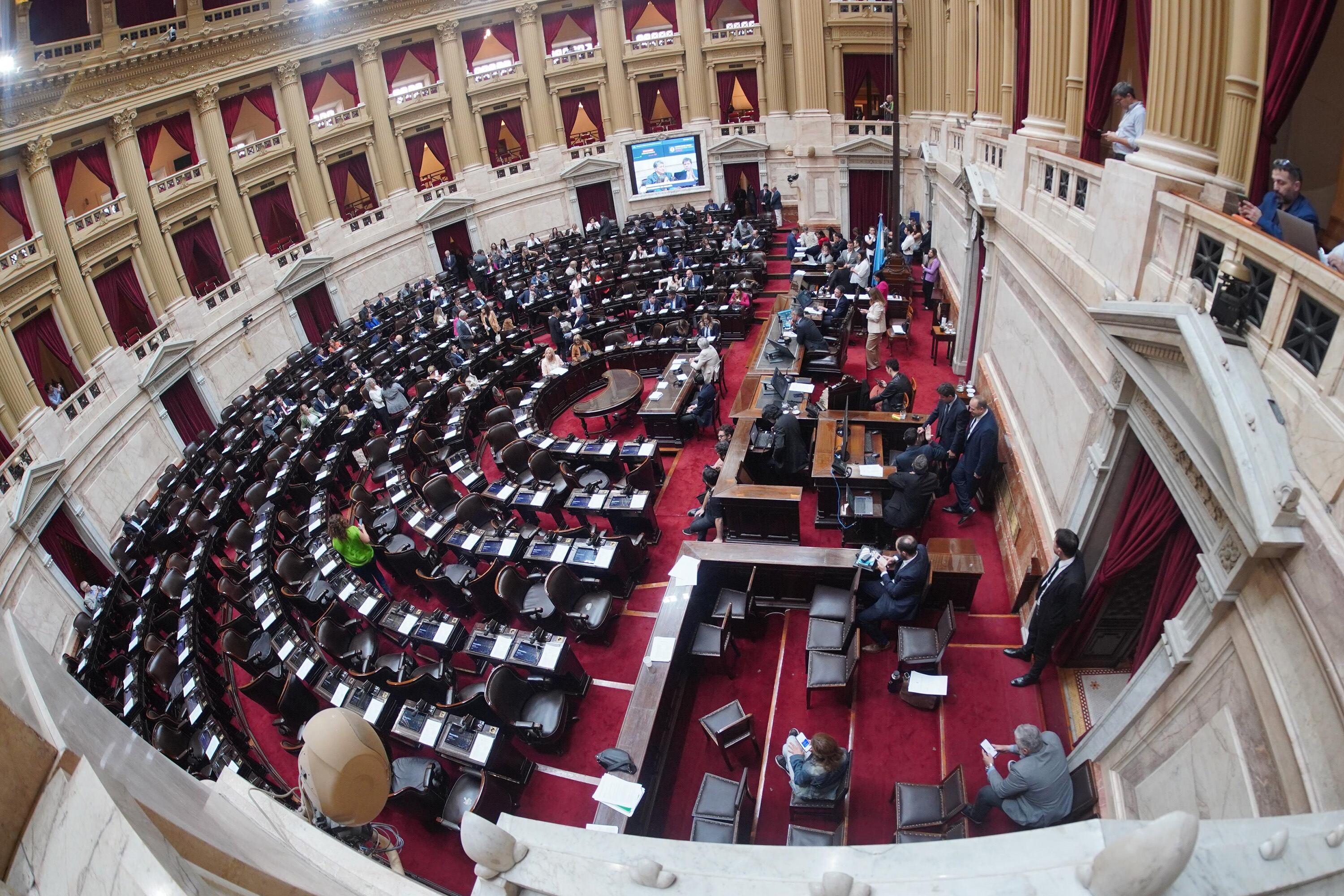 Otra vez, el recinto semivacío para tratar el proyecto de Silvia Lospennato.