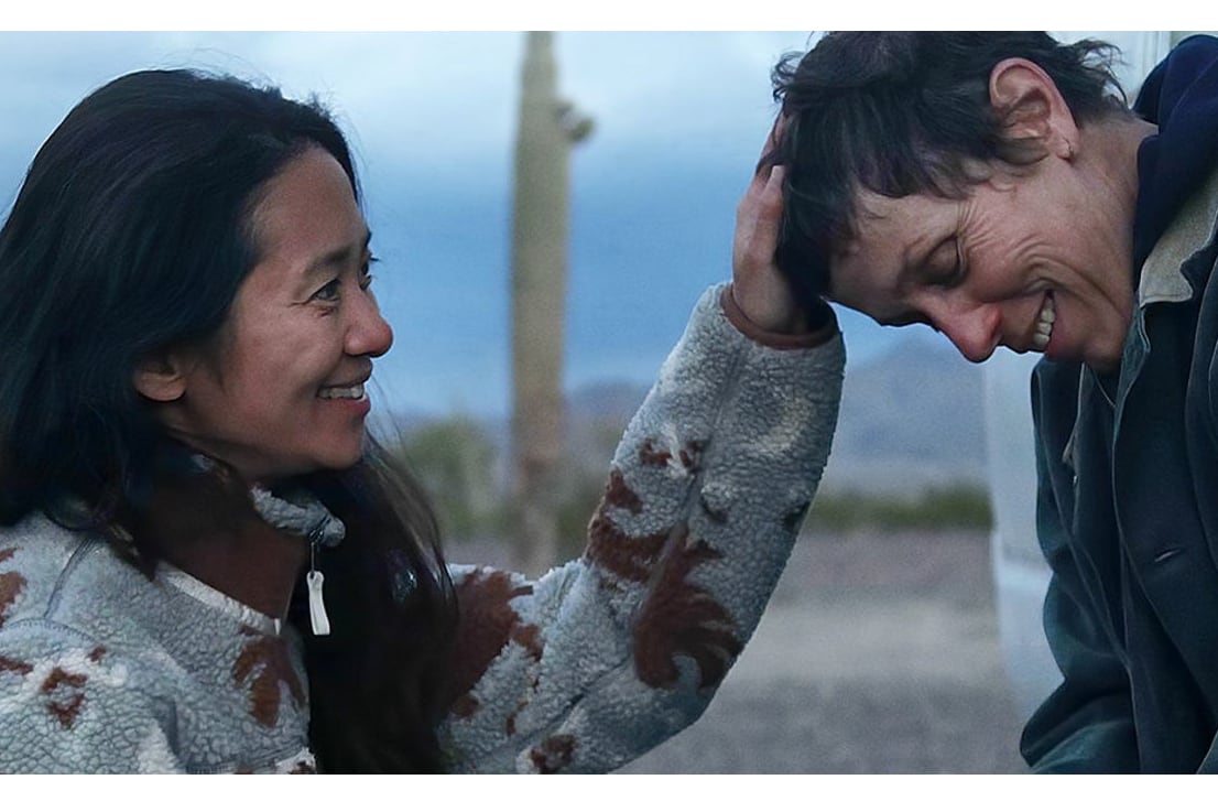 La directora Chloé Zhao con la actriz Frances McDormand, ambas favoritas por "Nomadland".