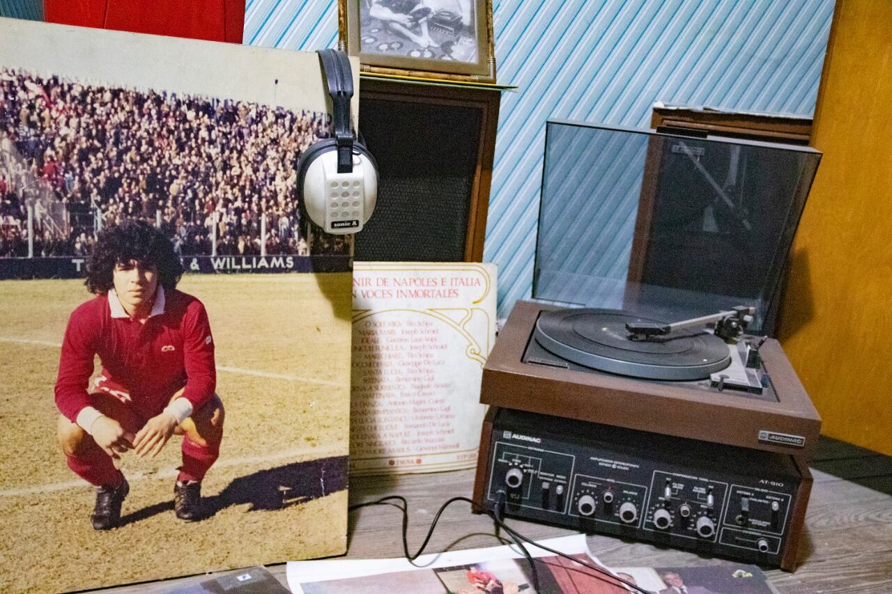 Un antiguo televisor de la década de 1970, un sinfín de fotos, el empapelado original y viejas camisetas de Argentinos Juniors. Documentos de todo tipo, pelotas autografiadas, sillones y muebles restaurados y una catarata de recuerdos a cada paso.  