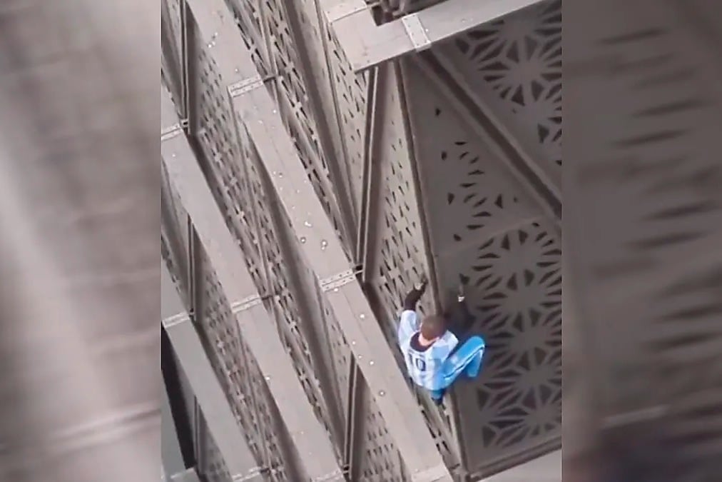 Banot practica buildering, que consiste en una escalada libre en edificios o estructuras artificiales sin arnés ni artículos de seguridad.