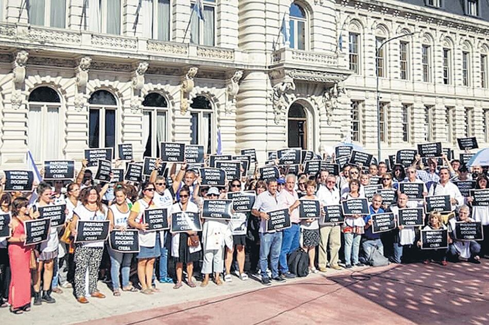 Ctera calificó la convocatoria como “marketinera”.