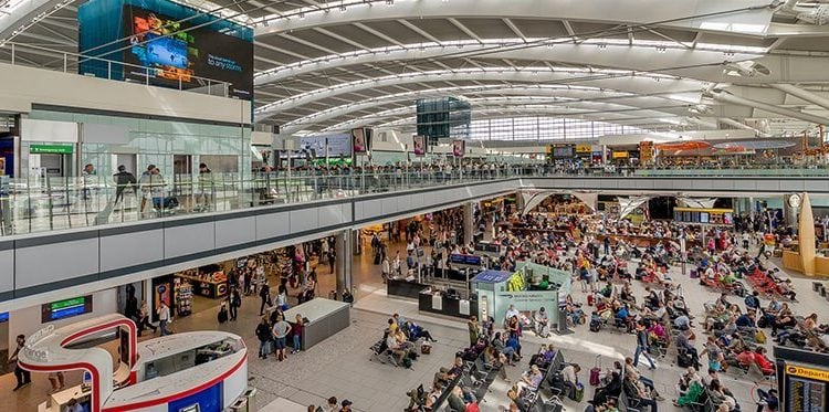 El aeropuerto de Londres-Heathrow mantiene su título como el más conectado del mundo a nivel mundial. Tiene más de 65.000 conexiones posibles en el día más ocupado para la aviación de ese aeródromo. (Foto: AFP)