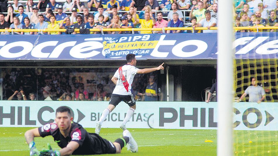 Pity Martínez festeja el primero de la tarde, un golazo con un remate cruzado para el que Rossi no tuvo respuesta.