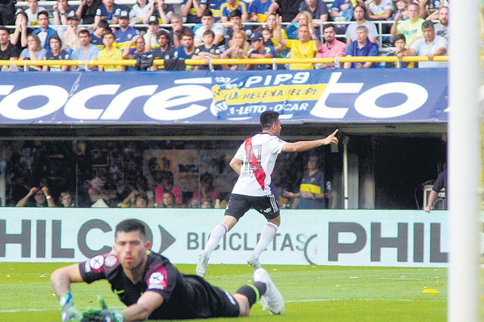 Pity Martínez festeja el primero de la tarde, un golazo con un remate cruzado para el que Rossi no tuvo respuesta.
