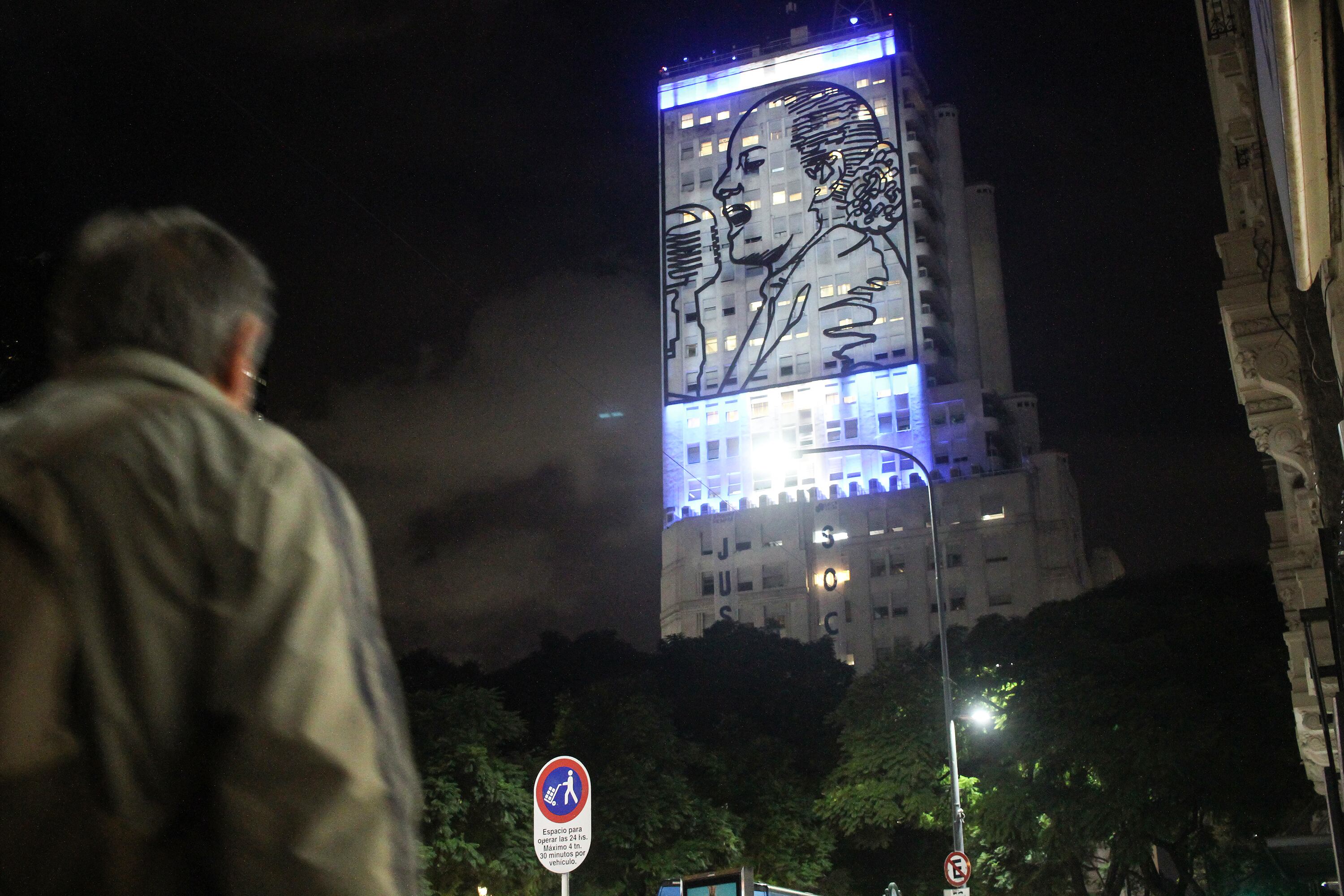 El emblemático edificio del Ministerio de Desarrollo Social, con la imagen de Eva Perón, en la avenida 9 de Julio.