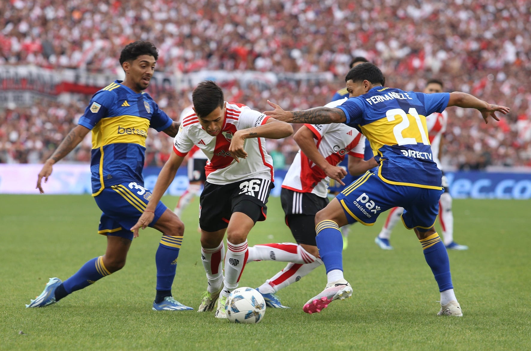 Solari (el goleador de River) se manda entre Equi Fernández y Medina (el goleador de Boca).