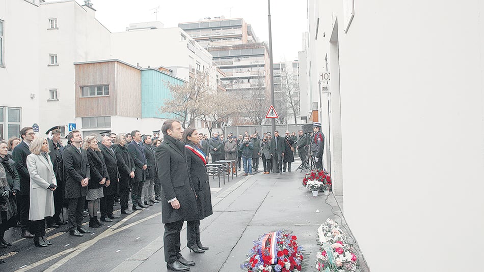 Macron, Hidalgo y un minuto de silencio frente al edificio de la redacción de Charlie Hebdo.