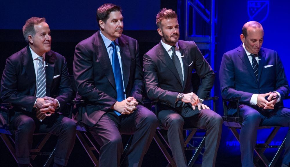 Los empresarios Jorge Mas y Marcelo Claure, junto a David Beckham y el comisionado de la MLS, Don Garber. 