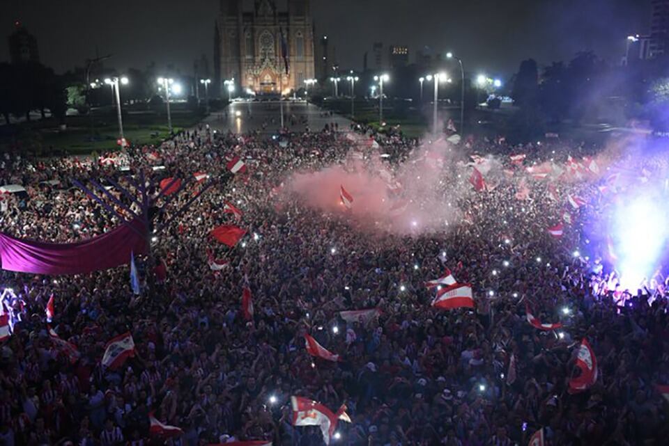 El pueblo pincha festejó en Plaza Moreno, como hace pocos meses tras obtener la Copa Argentina.