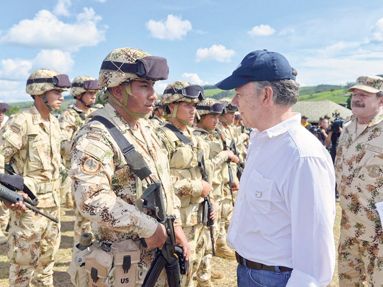 Santos saluda a los militares encargados del centro de desmovilización y dejación de armas de La Guajira.