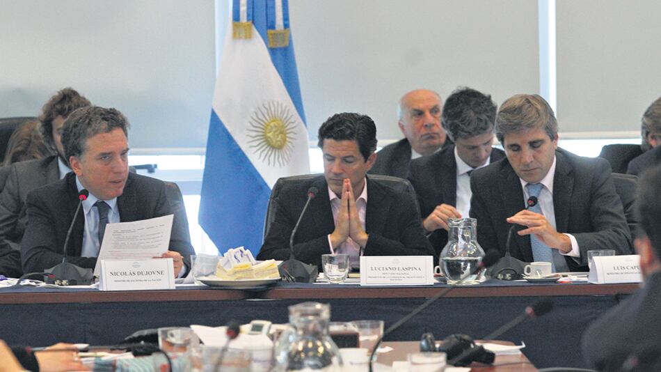 Nicolás Dujovne, ministro de Hacienda; Luciano Laspina, diputado, y Luis Caputo, de Finanzas, en la presentación del Presupuesto.