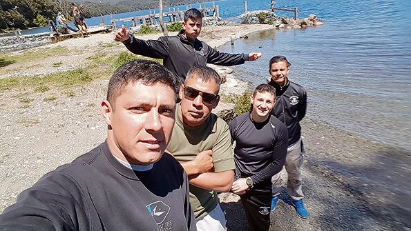 La selfie que se sacó Pintos, de cuya arma salió el disparo mortal, junto a los otros Albatros.