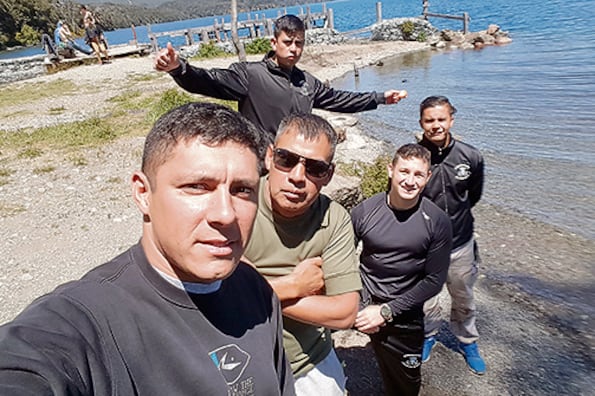 La selfie que se sacó Pintos, de cuya arma salió el disparo mortal, junto a los otros Albatros.