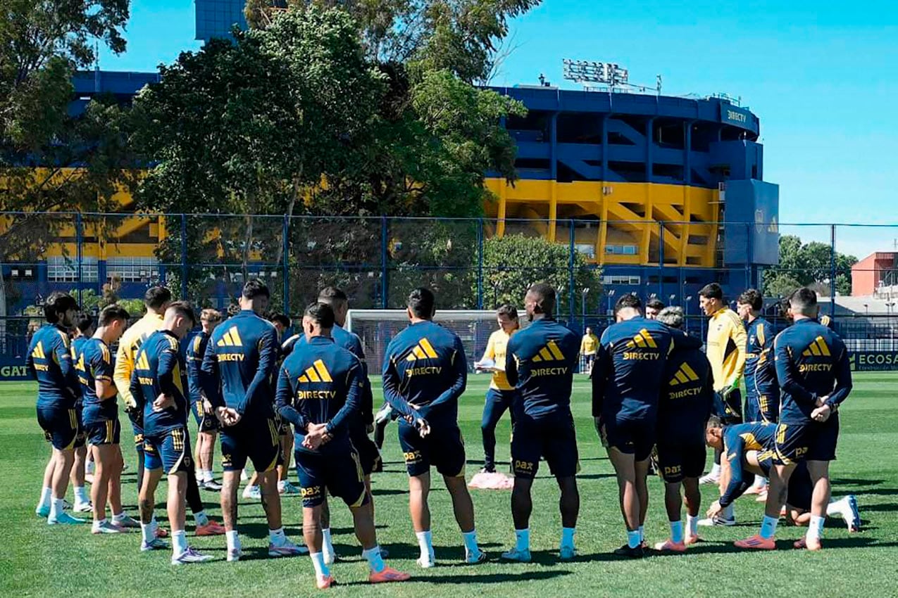 Claudio Ubeda da la charla técnica durante un entrenamiento xeneize 