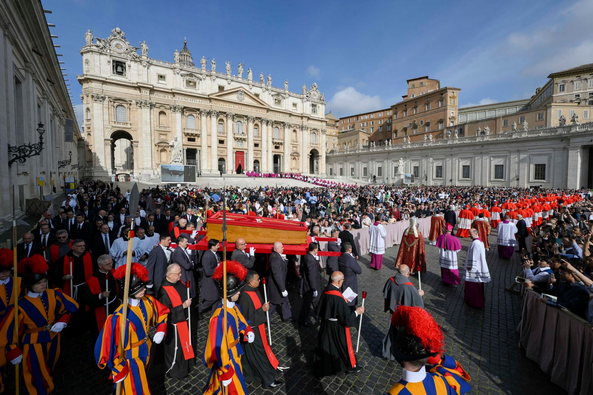 El féretro de Francisco arriba a la Basílica de San Pedro en el Vaticano.