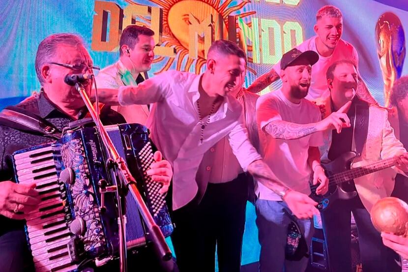 Di María, Paredes y Messi cantan con Los Palmeras en Rosario.