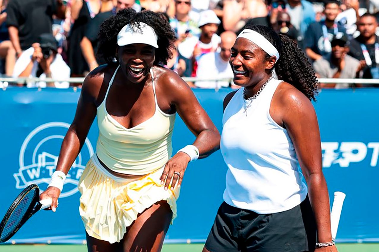 Risas entre Venus Williams y Hailey Baptiste en pleno partido.