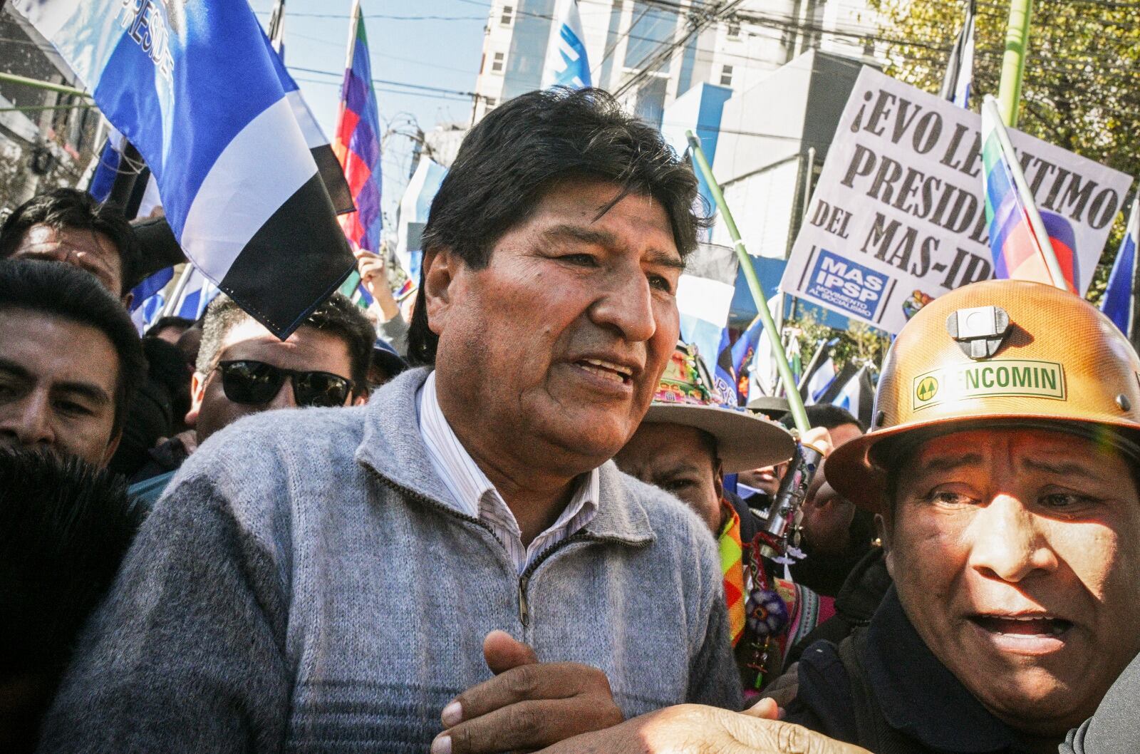 Evo Morales llega al Tribunal Supremo Electoral acompañado de sus seguidores