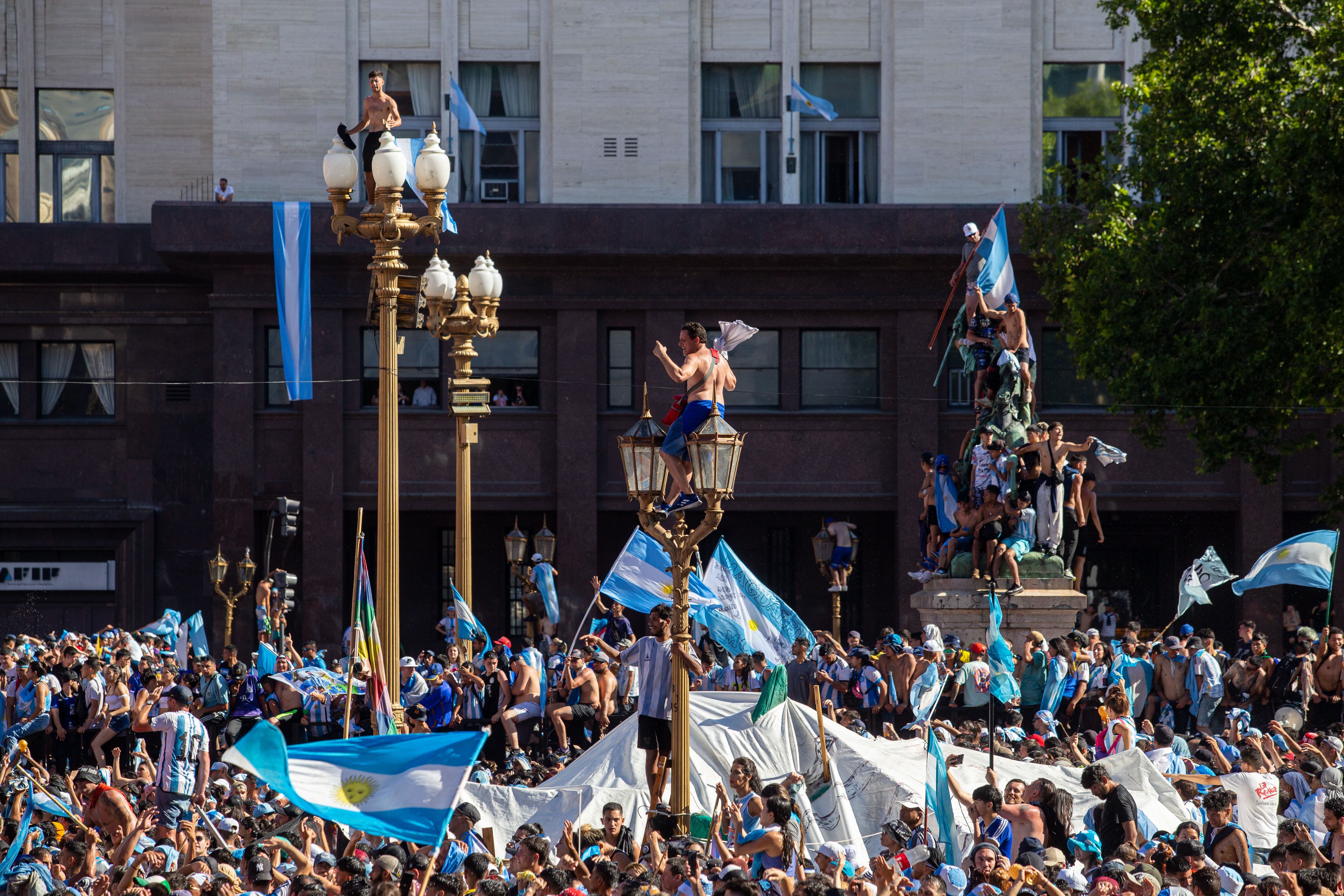 La mayoría de los heridos en la Ciudad de Buenos Aires fue por golpes por caídas desde árboles y techos, y algunos, con heridas cortantes. Ninguno está grave. Foto: AFP.