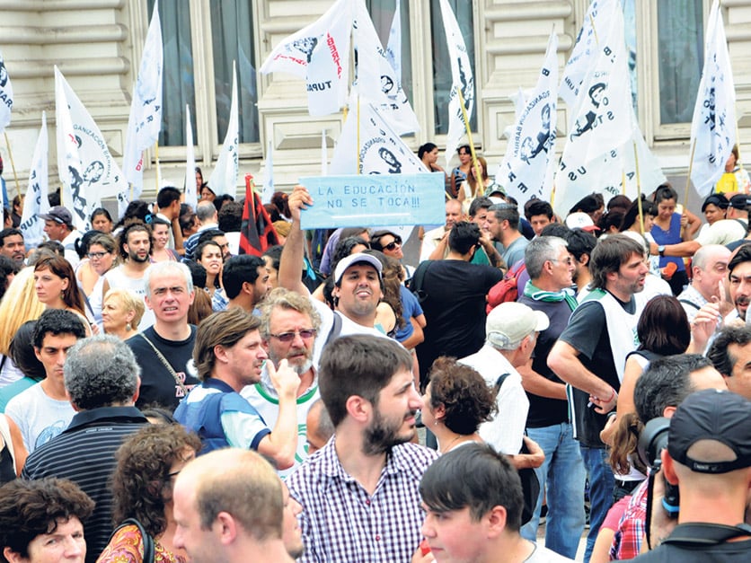Los docentes reaccionaron ante los despidos puestos en marcha en el Ministerio de Educación.