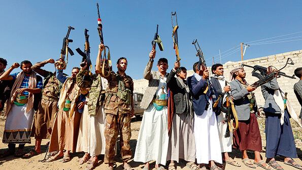 Milicianos hutíes en Saná celebran la tregua alcanzada en Suecia con el aval de la ONU.