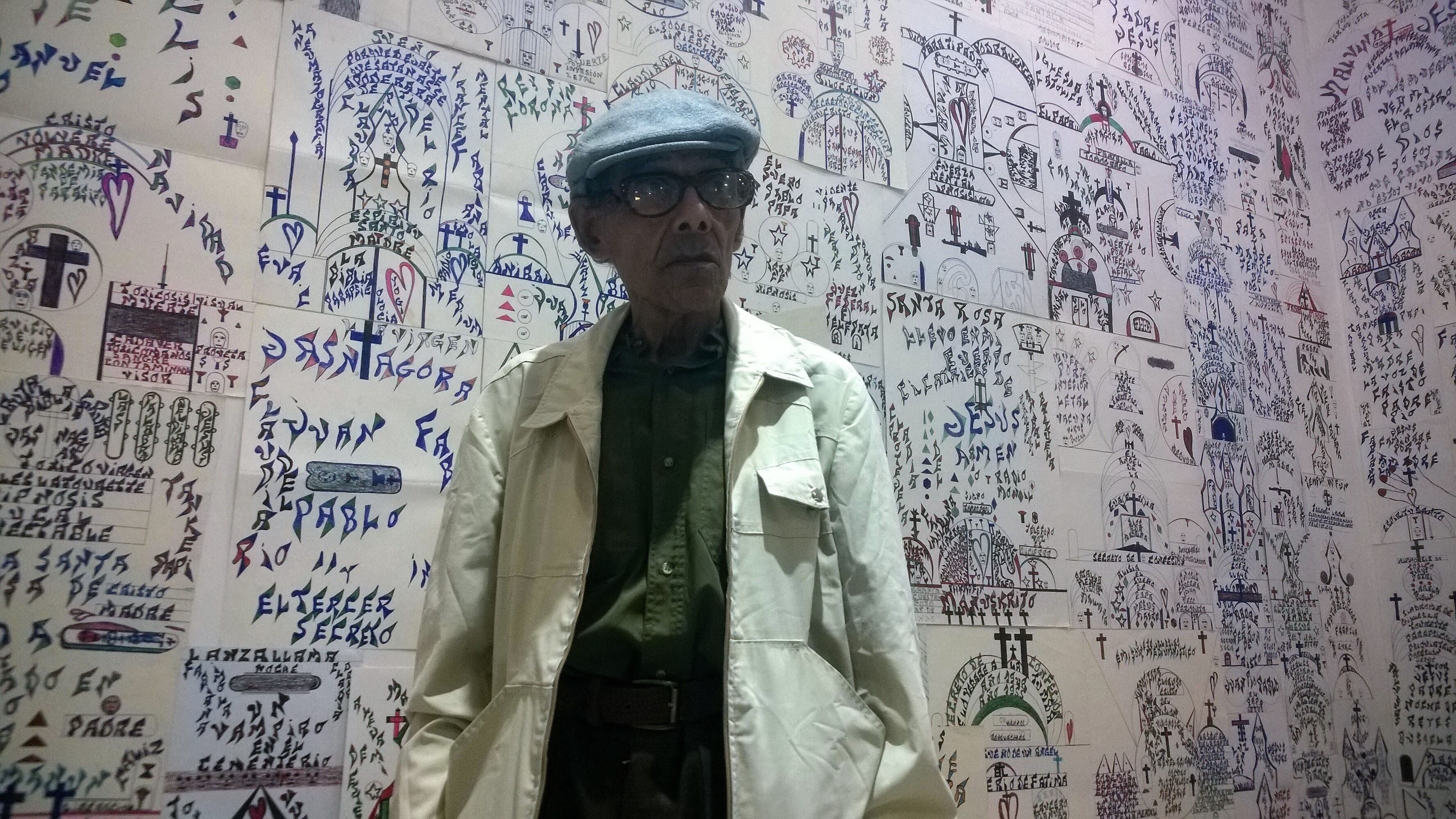 Aníbal Brizuela junto a sus obras, parte de las cuales se incluyen en Espíritu que vuelve.