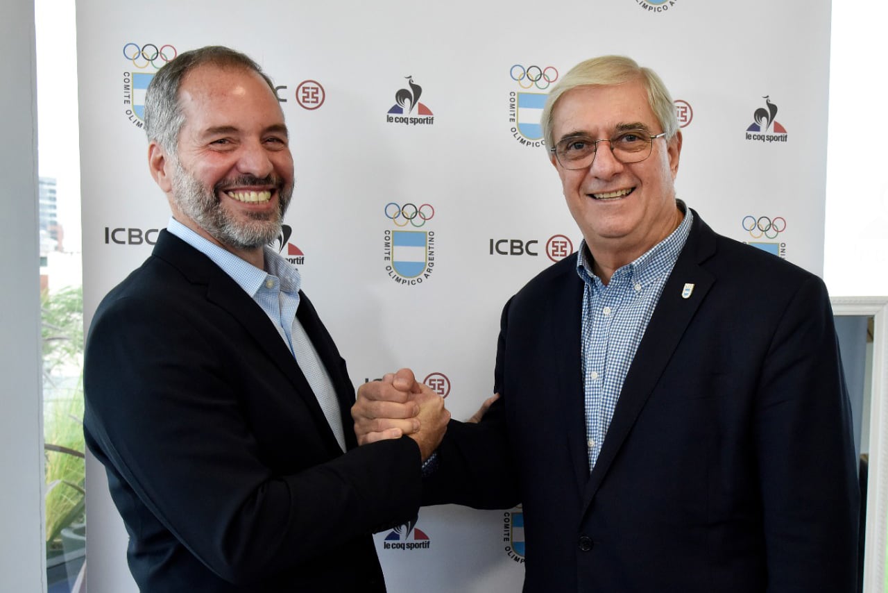 Agustín Melano (izquierda, de Le Coq) se saluda con Mario Moccia (COA)