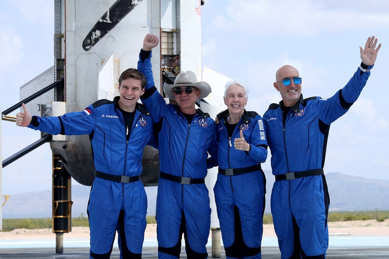 Oliver Daemen, Jeff Bezos, Wally Funk y Mark Bezos, tras su aventura en el espacio.