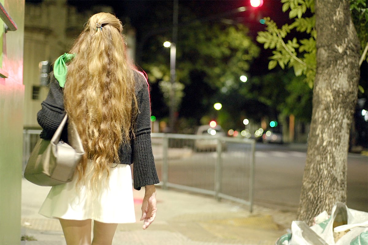 "Salir de puta", mujeres que ejercen o ejercieron el trabajo sexual debaten entre abolicionismo y reglamentarización.