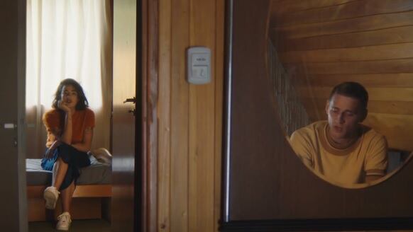 Louta y Zoe Gotusso (Salvapantallas) se reunieron en el clip de "Ayer te vi", su feat en el último disco de él.