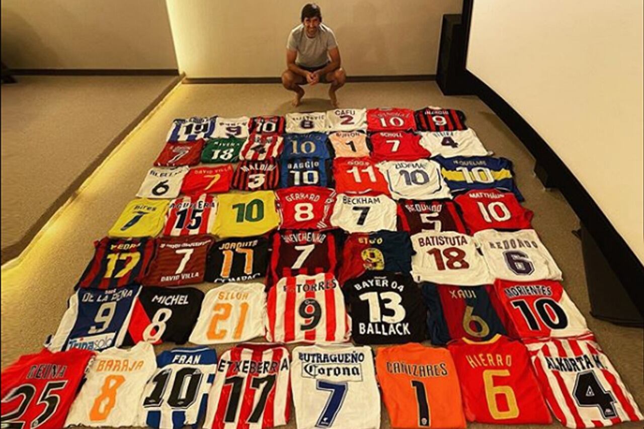 Raúl junto a los recuerdos que le dejó el fútbol.