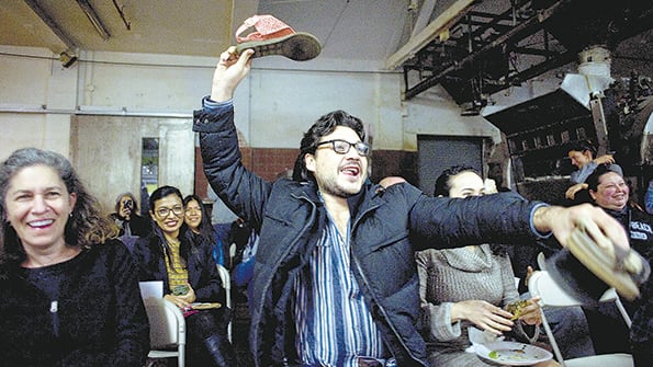 Un hombre en San Diego lanza una chancleta a la pantalla durante el discurso de Trump.