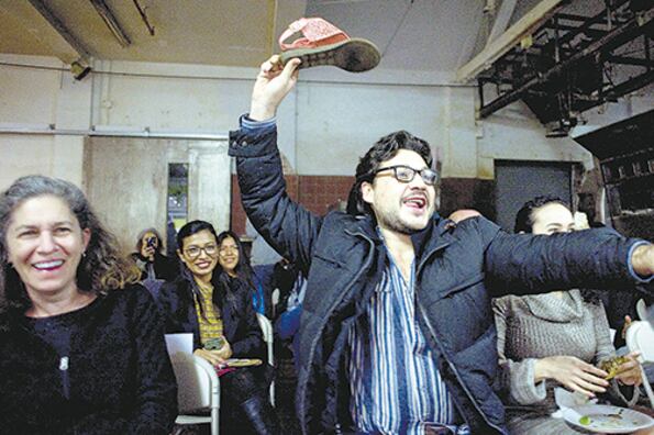 Un hombre en San Diego lanza una chancleta a la pantalla durante el discurso de Trump.