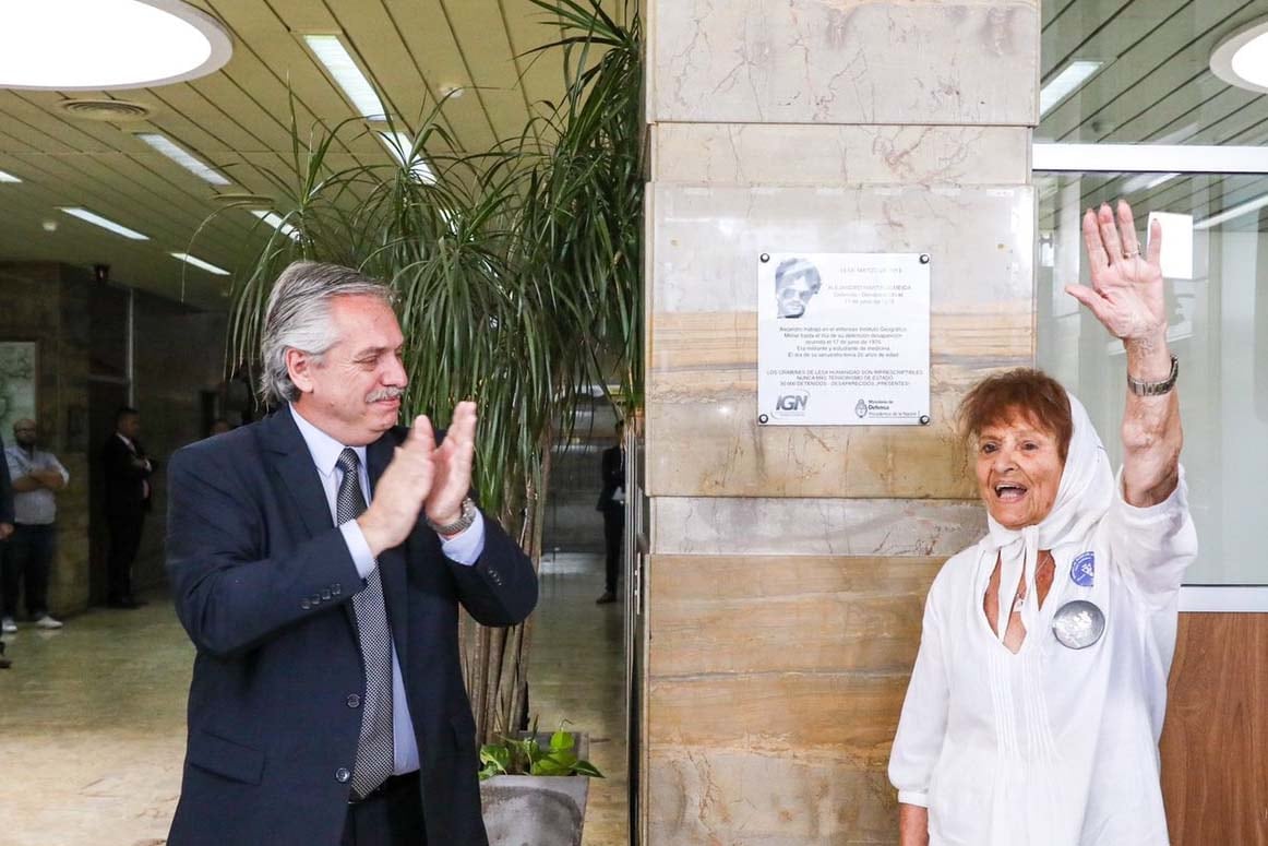 Archivo. Foto tomada el día en que fue restituida la placa conmemorativa de Alejandro Almeida, hijo de Taty, integrante de Línea Fundadora, en el Instituto Geográfico Nacional.