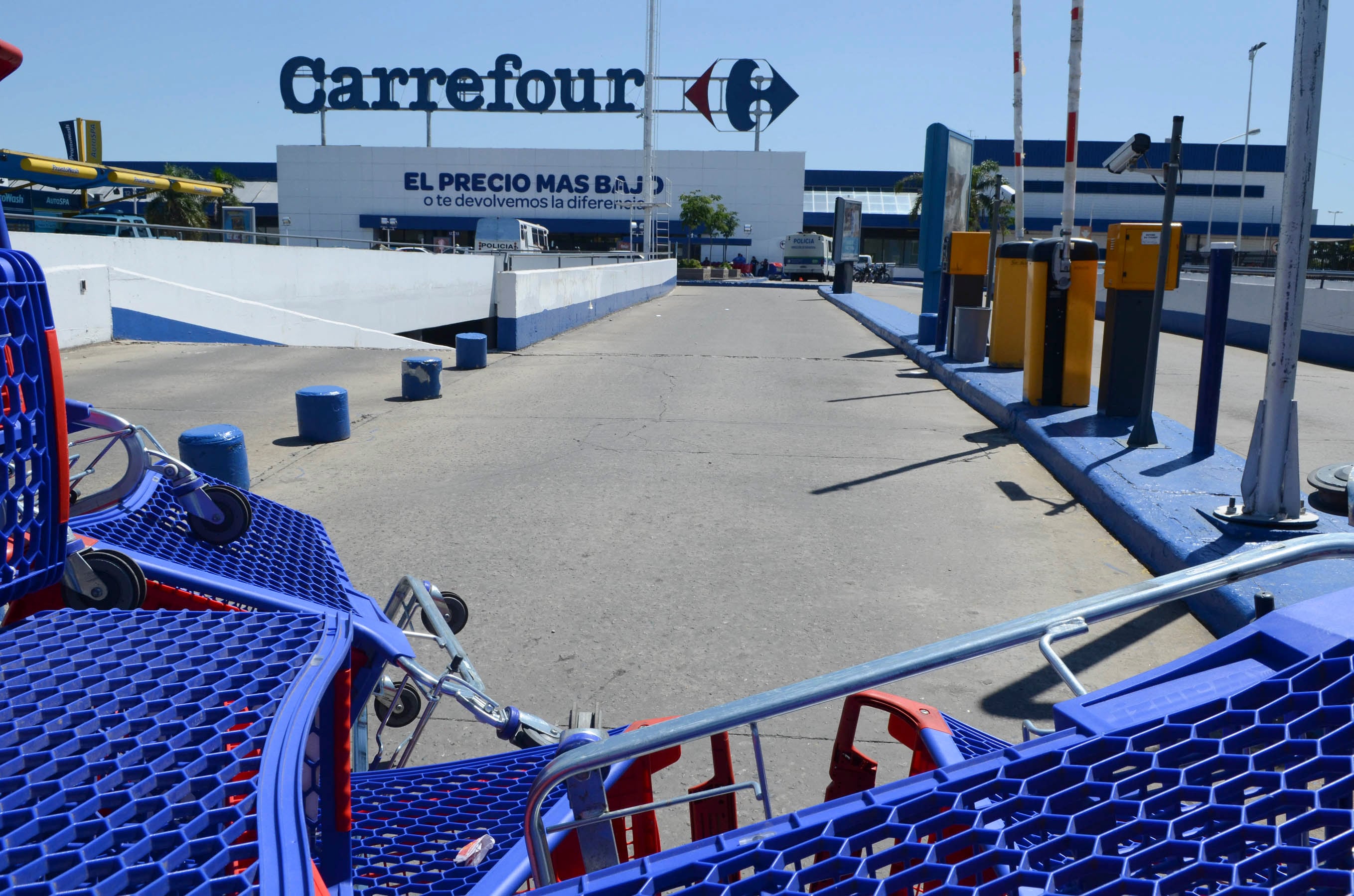 Carrefour anunció que congelaría los precios hasta el 30 de noviembre en 100 productos básicos.
