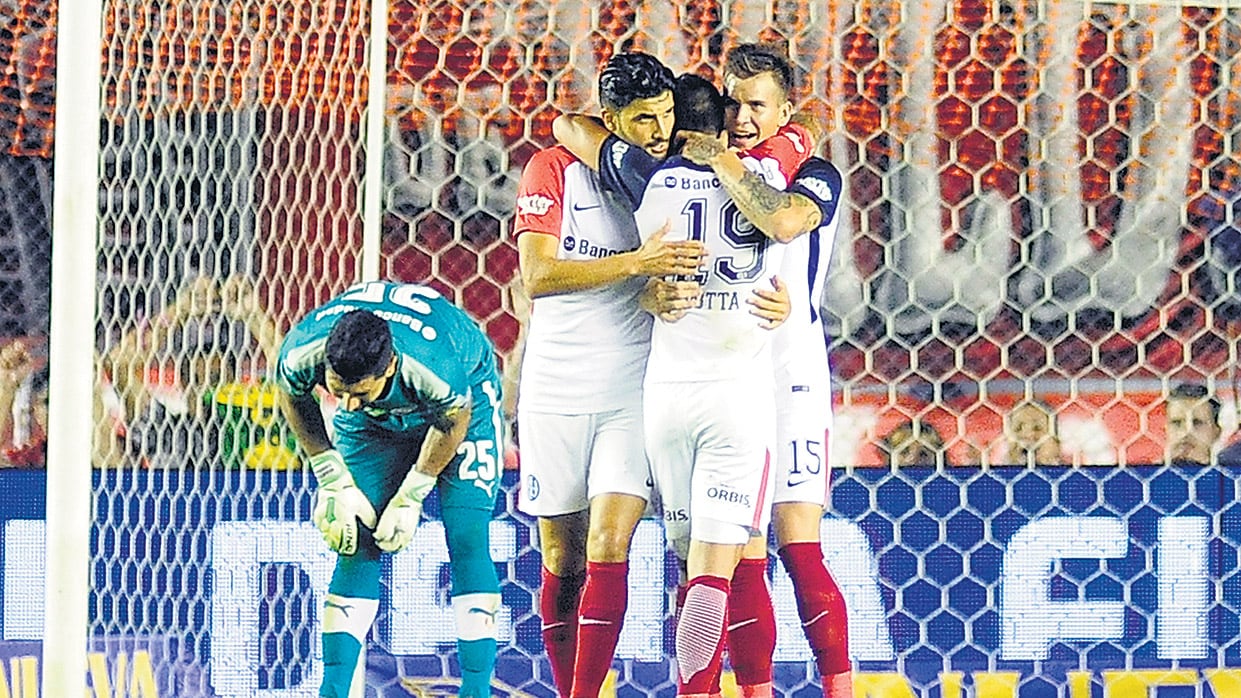 Rubén Botta recibe todos los abrazos después de su golazo.