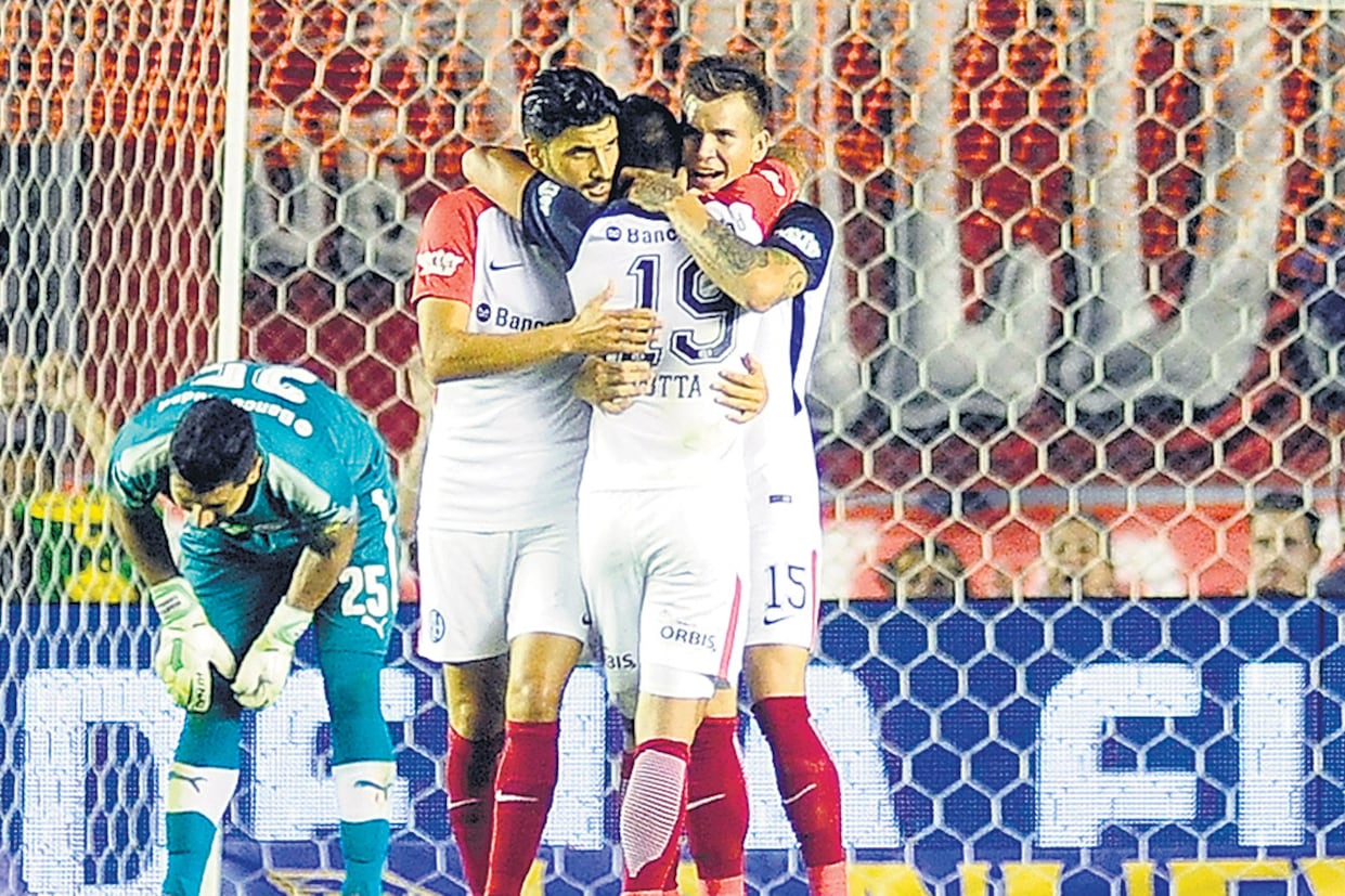 Rubén Botta recibe todos los abrazos después de su golazo.