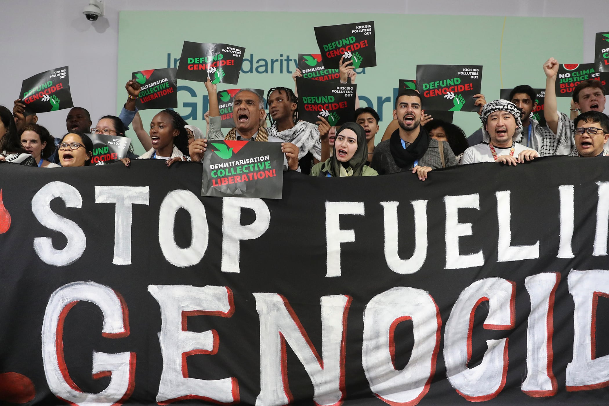 Activistas ambientales en una acción colectiva llamada "genocidio de Defund", en Bakú