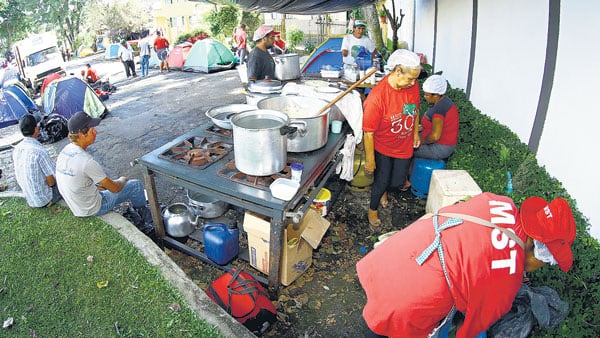 El acampe por Lula sufrió el ataque de barrabravas.