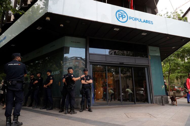 La Policía cuida la sede del PP en Madrid tras el fallo que probó la existencia de una red de corrupción.