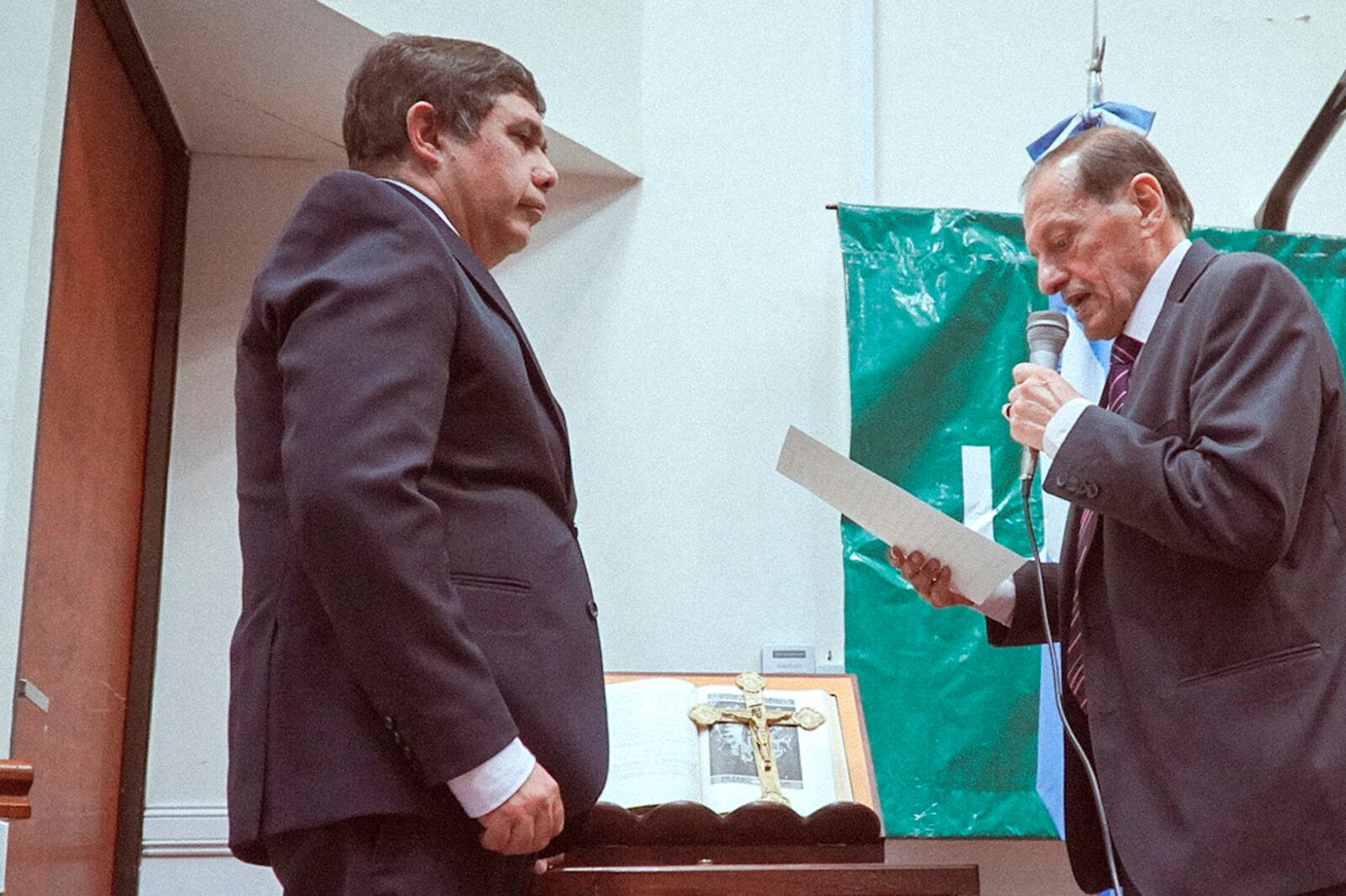 El rector saliente Víctor Claros toma juramento a Daniel Hoyos.