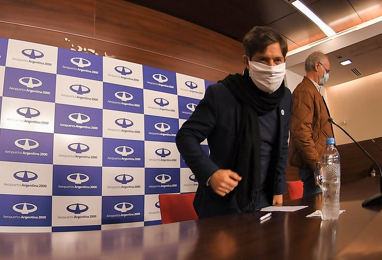 Kicillof junto a Gollán, tras recibir al avión de Aerolíneas. 
