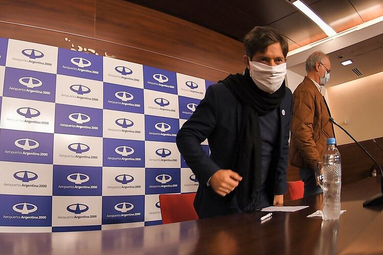 Kicillof junto a Gollán, tras recibir al avión de Aerolíneas.
