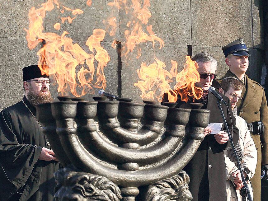 Homenaje a las víctimas del nazismo en Auschwitz, con el candelabro ritual. 